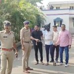 પારડી મોતીવાડાની એક યુવતીની હત્યા કરીને બળાત્કાર કરનાર આરોપીએ રિમાન્ડ પૂર્ણ થતાં કોર્ટમાં રજૂ કરવામાં આવ્યો હતો.  હાલમાં જ 6 હત્યાના આરોપની કબૂલાત કરી છે !