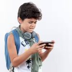 સ્માર્ટફોનના વધુ પડતા ઉપયોગથી મગજ થાકી શકે છે. જેની અસર માનસિક સ્વાસ્થ્ય પર જોવા મળી શકે છે. જેના કારણે ઘણી ગંભીર સમસ્યાઓ થઈ શકે છે.